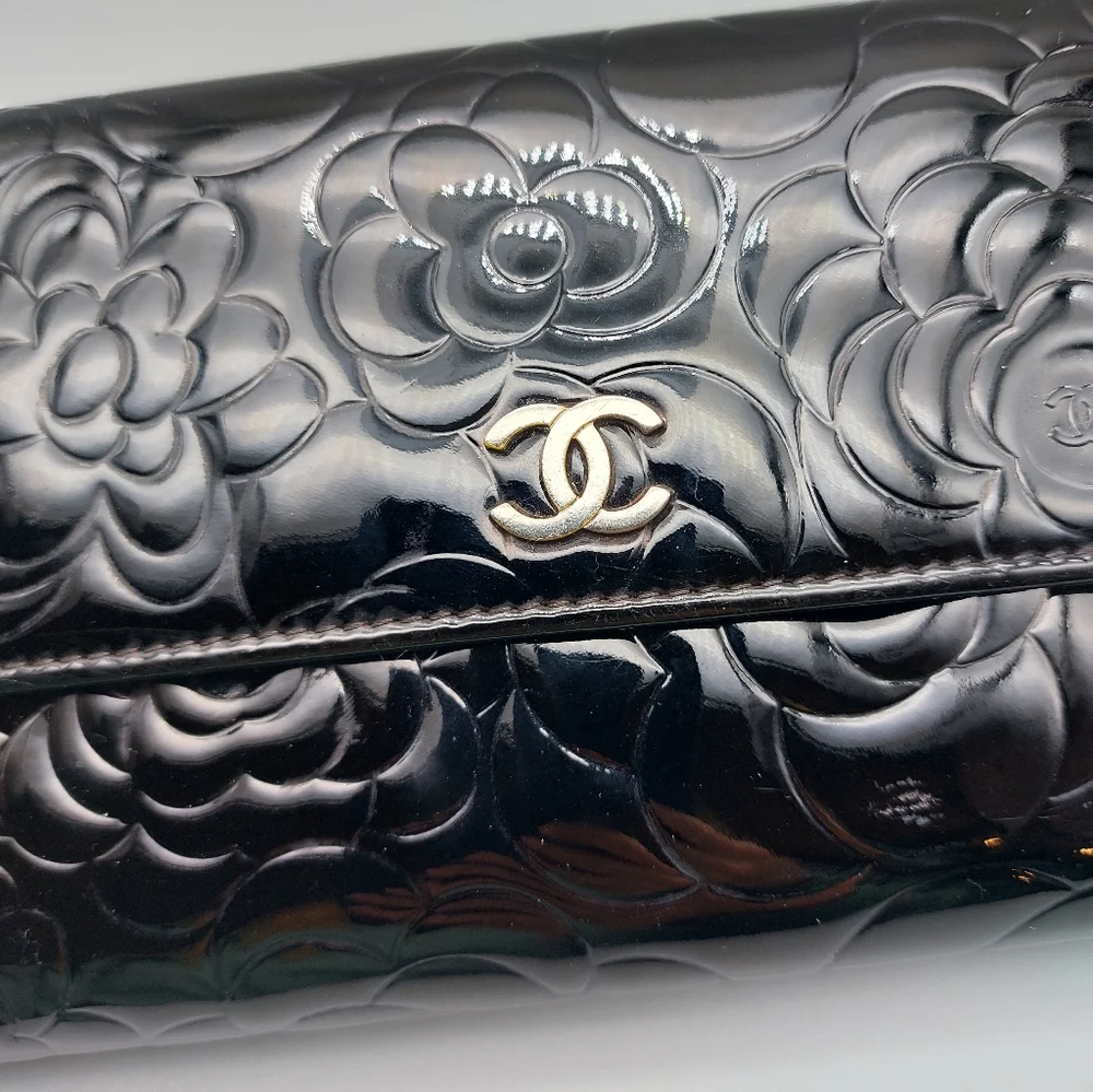 🖤CHANEL Black Camellia Patent Leather Clutch/Wallet🖤